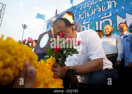 Bangkok, Thailand. 25. Januar 2013. Herr Sukhumbhand Paribatra Reciving Blumen von seinen Anhängern vor Fortsetzung seiner Kampagne auf der Bühne. Bangkok, Thailand. Ehemaliger Bangkok Gouverneur Sukhumbhand Paribatra, die 15. Bangkok Gouverneur im Jahr 2009, die zur Wiederwahl unter Opposition Democrat Party Banner erste Hauptrede in Bangkok City Hall ausgeführt wird. Die ehemalige Gouverneur von Bangkok sagte wenn er wiedergewählt wird, wird seine vierjährige Erfahrung geben ihm einen Vorteil, seine Arbeit fortzusetzen.  Die 16. Bangkok Gouverneur Wahl ist am 3. März 2013. Bildnachweis: Piti A Sahakorn / Alamy Live News Stockfoto