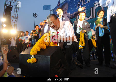 Bangkok, Thailand. 25. Januar 2013. Herr Sukhumbhand Paribatra Reciving Blumen von seinen Anhängern vor Fortsetzung seiner Kampagne auf der Bühne. Bangkok, Thailand. Ehemaliger Bangkok Gouverneur Sukhumbhand Paribatra, die 15. Bangkok Gouverneur im Jahr 2009, die zur Wiederwahl unter Opposition Democrat Party Banner erste Hauptrede in Bangkok City Hall ausgeführt wird. Die ehemalige Gouverneur von Bangkok sagte wenn er wiedergewählt wird, wird seine vierjährige Erfahrung geben ihm einen Vorteil, seine Arbeit fortzusetzen.  Die 16. Bangkok Gouverneur Wahl ist am 3. März 2013. Bildnachweis: Piti A Sahakorn / Alamy Live News Stockfoto