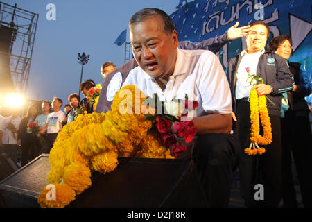 Bangkok, Thailand. 25. Januar 2013. Herr Sukhumbhand Paribatra Reciving Blumen von seinen Anhängern vor Fortsetzung seiner Kampagne auf der Bühne. Bangkok, Thailand. Ehemaliger Bangkok Gouverneur Sukhumbhand Paribatra, die 15. Bangkok Gouverneur im Jahr 2009, die zur Wiederwahl unter Opposition Democrat Party Banner erste Hauptrede in Bangkok City Hall ausgeführt wird. Die ehemalige Gouverneur von Bangkok sagte wenn er wiedergewählt wird, wird seine vierjährige Erfahrung geben ihm einen Vorteil, seine Arbeit fortzusetzen.  Die 16. Bangkok Gouverneur Wahl ist am 3. März 2013. Bildnachweis: Piti A Sahakorn / Alamy Live News Stockfoto