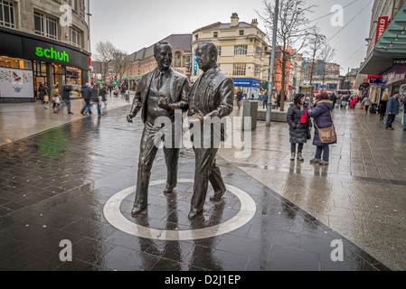 Die Statue des Fußballs bündelt und speichert Millionäre Sir John (links) und seinem Bruder Cecil Moores in Lord Liverpool Street. Stockfoto