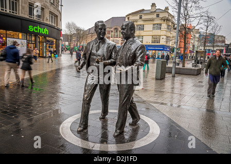 Die Statue des Fußballs bündelt und speichert Millionäre Sir John (links) und seinem Bruder Cecil Moores in Lord Liverpool Street. Stockfoto