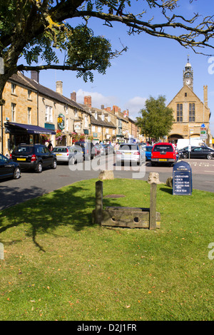 In Moreton-in-Marsh street scene, Cotswolds, Gloucestershire, England, Großbritannien Stockfoto