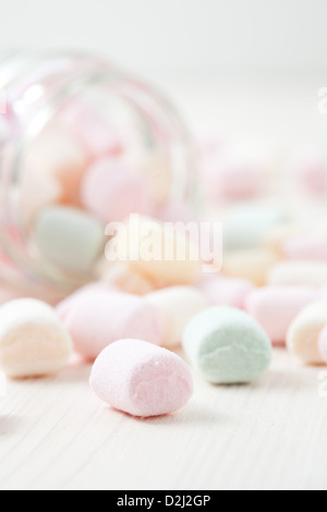 Bunte Marshmallows in Glas auf hellem Hintergrund Stockfoto