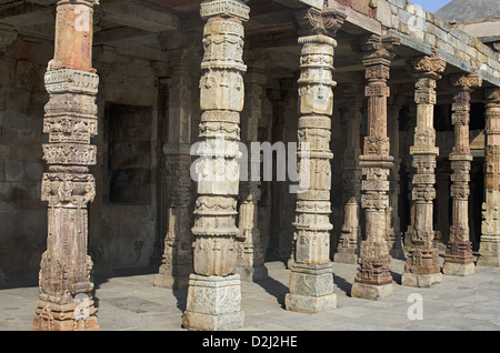 Geschnitzten Säulen, Qutb Minar-Komplex, Delhi, Indien Stockfoto