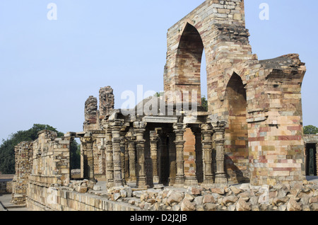 Die Ruinen der Moschee Quwwat-Ul-Islam.  Gebaut von Qutub-Ud-Din Aybak, Qutb Minar-Komplex, Delhi, Indien Stockfoto