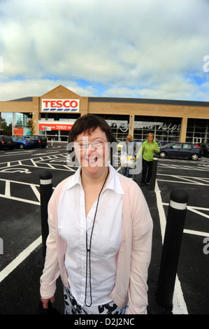 Eine junge Frau mit Lernschwierigkeiten geht einkaufen mit ihrer Unterstützung Arbeiter, Skipton, North Yorkshire. Stockfoto