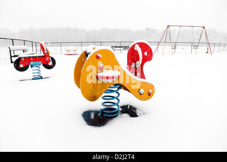 Lochwinnoch, Renfrewshire, Schottland, Großbritannien, Freitag, Januar 2013, 25th. Winterschnee fällt auf einem Kinderspielplatz. Stockfoto