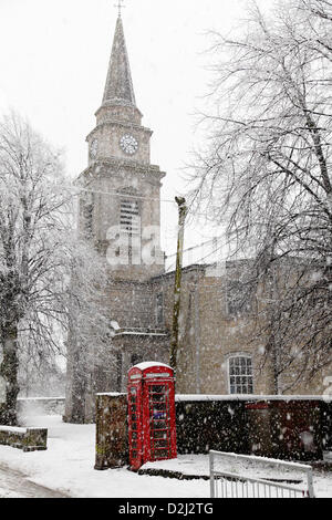 Lochwinnoch, Renfrewshire, Schottland, Großbritannien, Freitag, 25th. Januar 2013. Schnee fällt in der ehemaligen Church of Scotland Parish Church im Dorf. Stockfoto