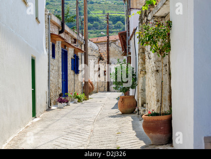 Schmale Straße im alten Dorf Omodos auf Zypern Stockfoto