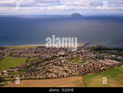 Luftaufnahme der schottischen Stadt von Girvan mit Insel Ailsa Craig in der Ferne Stockfoto