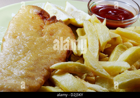 Ein Teller mit frischen, gebratenen Fisch und chips Stockfoto