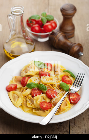 Tortellini mit Käse und Tomaten Stockfoto