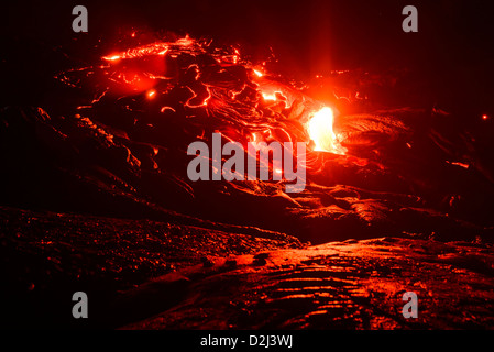Lava fließt aus einer Öffnung im Kilauea-Vulkan, Big Island, Hawaii Stockfoto