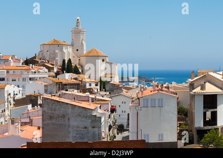 Panorama der weißen Dorfhäuser und Kirchenturm in Cadaques, Spanien Stockfoto