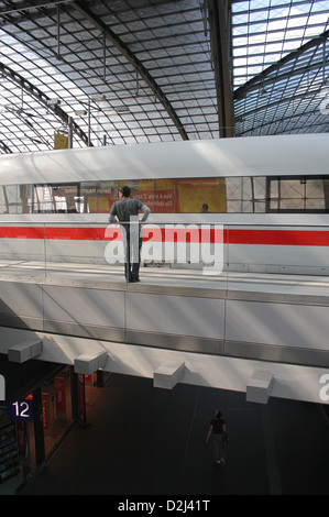 Berlin, Deutschland, auf eine ICE-Gleis 12 im Berliner Hauptbahnhof Stockfoto