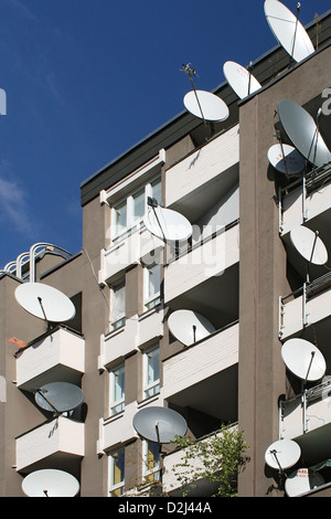 Berlin, Deutschland, Schalen Satelliten an der Fassade eines Mehrfamilienhauses Stockfoto