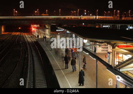 Berlin, Deutschland, Passagiere warten am Bahnhof Ostkreuz Stockfoto