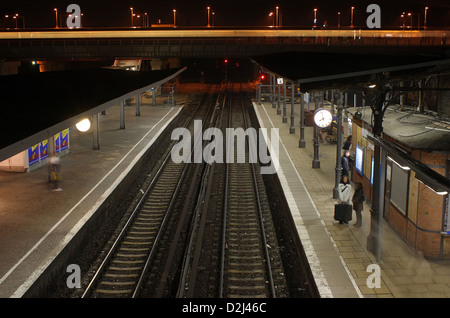 Berlin, Deutschland, Passagiere warten am Bahnhof Ostkreuz Stockfoto