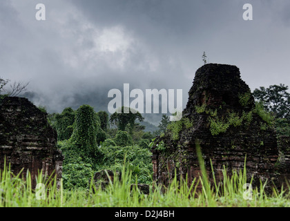 Sturm Wolken über meinen Sohn Tempel, Zentral-Vietnam Stockfoto