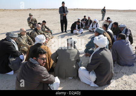 Lash-e Juwayn, Afghanistan. 24. Januar 2013. Abdul Manan Matin trifft Farah provincial Regisseur der Landwirtschaft, Bewässerung und Viehzucht mit US-Soldat 24. Januar 2013 in Lash-e Juwayn, Afghanistan. Bildnachweis: Planetpix / Alamy Live News Stockfoto