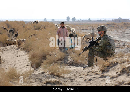 Lash-e Juwayn, Afghanistan. 24. Januar 2013. U.S. Soldaten auf Patrouille, beobachtet von einem jungen Shepard während einer Mission 24. Januar 2013 in Lash-e Juwayn, Afghanistan. Bildnachweis: Planetpix / Alamy Live News Stockfoto