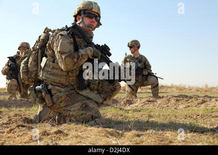 Lash-e Juwayn, Afghanistan. 24. Januar 2013. US Navy Matrosen nimmt sich eine Auszeit mit Teamkollegen während Patrouillen 24. Januar 2013 in Lash-e Juwayn, Afghanistan. Bildnachweis: Planetpix / Alamy Live News Stockfoto