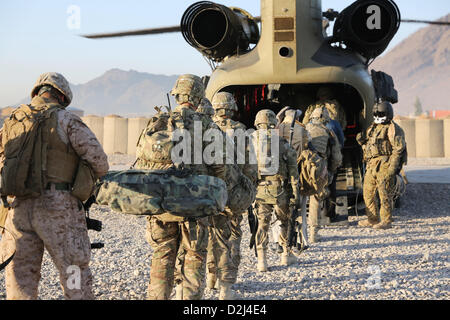 Lash-e Juwayn, Afghanistan. 24. Januar 2013. US-Soldaten an Bord einen CH-47 Chinook-Hubschrauber bei Forward Operating Base Farah auf ihrem Weg zu einer Mission in Lash-e Juwayn 24. Januar 2013 in Farah, Afghanistan. Stockfoto