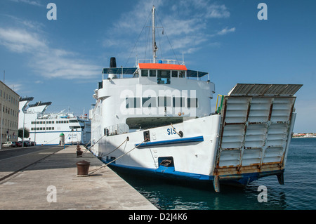 Autofähre festgemacht an Zadar in Kroatien an der kroatischen dalmatinischen Küste Stockfoto