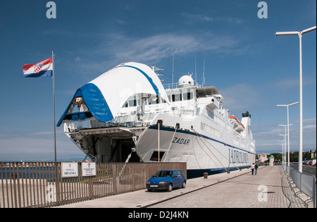 Autofähre festgemacht an Zadar in Kroatien an der kroatischen dalmatinischen Küste Stockfoto