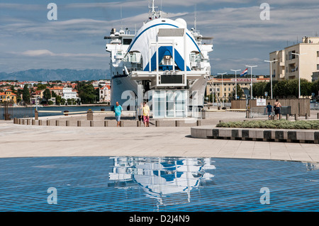 Autofähre festgemacht an Zadar in Kroatien an der kroatischen dalmatinischen Küste Stockfoto