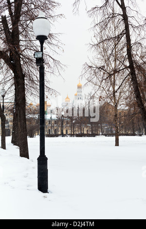 Ansicht von Iwan der große Glockenturm aus dem Winter urbaner Platz, Moskau Stockfoto