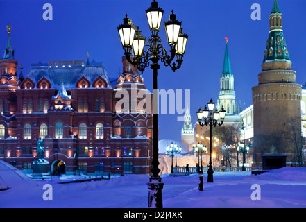 Schnee in Moskau - Kreml-Türme im Winter schneit Nacht Stockfoto