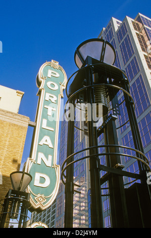 Farbfoto der restaurierten Portland Theater Schild Arlene Schnitzer Concert Hall, Portland, Oregon, USA Stockfoto