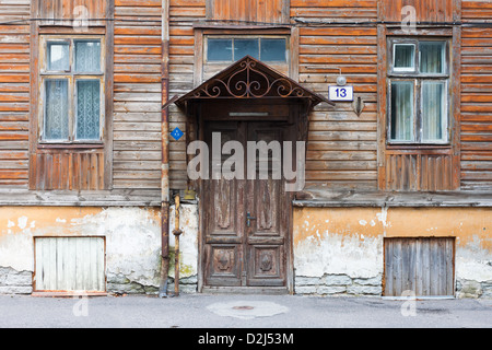 alte Türen und Fenster Closeup des Holzhauses Stockfoto