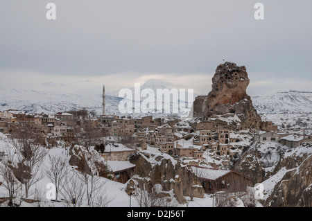 Die Stadt von Ortahisar und Berg Erciyes in Kappadokien, Zentralanatolien, Türkei Stockfoto