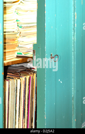 Alte Schätze, Bücher und Aufzeichnungen im Kabinett Stockfoto