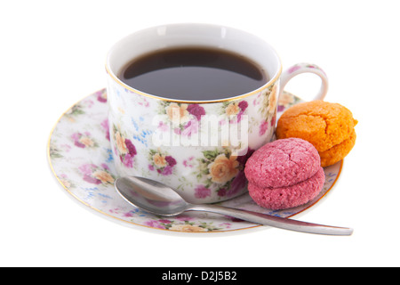Tasse Tee im fröhlich-Cup mit Blumen und Makronen Stockfoto