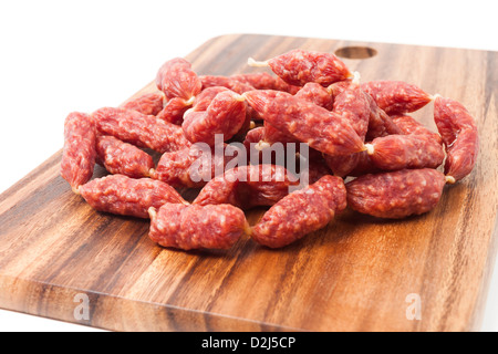 Ein Haufen Mini Salamis auf Holzbrett Stockfoto