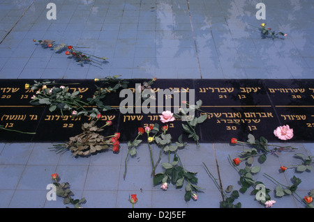 Blumen über dem Gedenkbecken für die 140 jüdischen Soldaten, die am 1. Mai 1943 auf dem nationalen Militärfriedhof in Herzl West Jerusalem Israel an Bord der SS Erinpura im Mittelmeer von deutschen Bombern ertrunken waren. Stockfoto