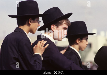 Junge ultra orthodoxe religiöse Juden in traditioneller Kleidung Israel Stockfoto