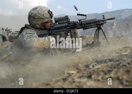 Ein Soldat der US-Armee feuert seine Real Kader automatische Waffe während einer dreistündigen Feuergefecht mit Aufständischen Kämpfer in der Provinz Kunar, Afghanistan Waterpur Tal 3. November 2009. Stockfoto