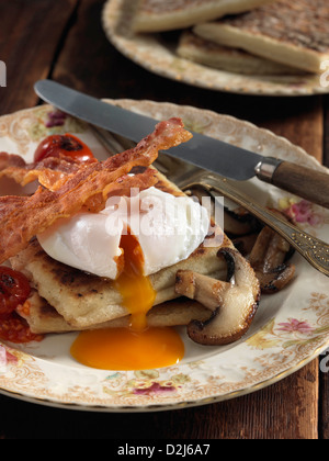 Traditionelles irisches Gebratene Kartoffel Farls Bauchspeck pochiertes Ei und Pilze irisches Frühstück Stockfoto