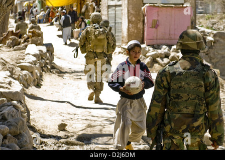 USA und die afghanische Soldaten patrouillieren Nawshad Dorf 2. April 2012 in Provinz Logar, Afghanistan. US-Soldaten zur Sicherheit als afghanischen nationalen Sicherheitskräfte sprach einheimischen und suchte nach Waffen und illegalen Materialien während des Betriebs. Stockfoto