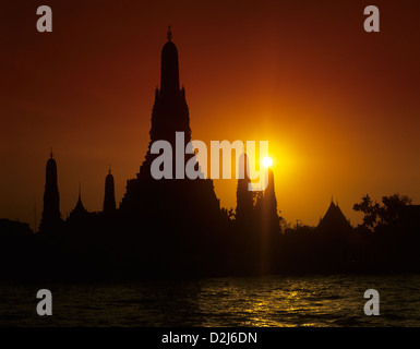 Thailand, Bangkok, Wat Arun bei Sonnenuntergang, Tempel der Morgenröte am Chao Phraya River Stockfoto