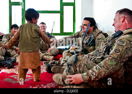 Ein Soldat der US-Armee schüttelt die Hand eines afghanischen jungen während eines Treffens mit dem Vater des jungen, ein Dorfälteste 5. Mai 2012 in Provinz Ghazni, Afghanistan. Stockfoto