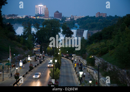 Die Straße in Richtung Niagara Falls in Niagara, Kanada, in der Nacht mit den Wasserfällen im Hintergrund Stockfoto