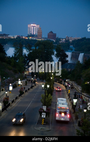 Die Straße in Richtung Niagara Falls in Niagara, Kanada, in der Nacht mit den Wasserfällen im Hintergrund Stockfoto