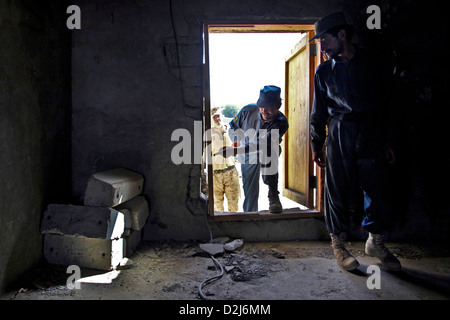 Ein Praktikant der afghanischen Polizei identifiziert eine improvisierte explosive Vorrichtung während ein Trainingsszenario auf Forward Operating Base Musa Qa'leh in der Provinz Helmand, Afghanistan 4. Oktober 2012. US-Marines ausgebildet ALP auf Techniken verwendet, um Sprengsätze im Rahmen der einwöchigen Akademie, ihre Fähigkeiten als Polizisten zu verbessern suchen. Stockfoto