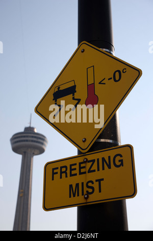 Warnung vor Einfrieren Nebel neben dem Skylon Tower in Niagara Falls, Kanada Stockfoto