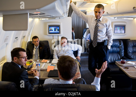 Präsident Barack Obama hört Senator Mark Warner, D-VA., an Bord der Air Force One auf einem Flug nach Norfolk, Virginia, 13. Juli 2012. Sitzend, von links, sind: Senior Berater David Plouffe; Jon Favreau, Direktor des Speechwriting; und ehemalige Virginia Gouverneur Tim Kaine Stockfoto